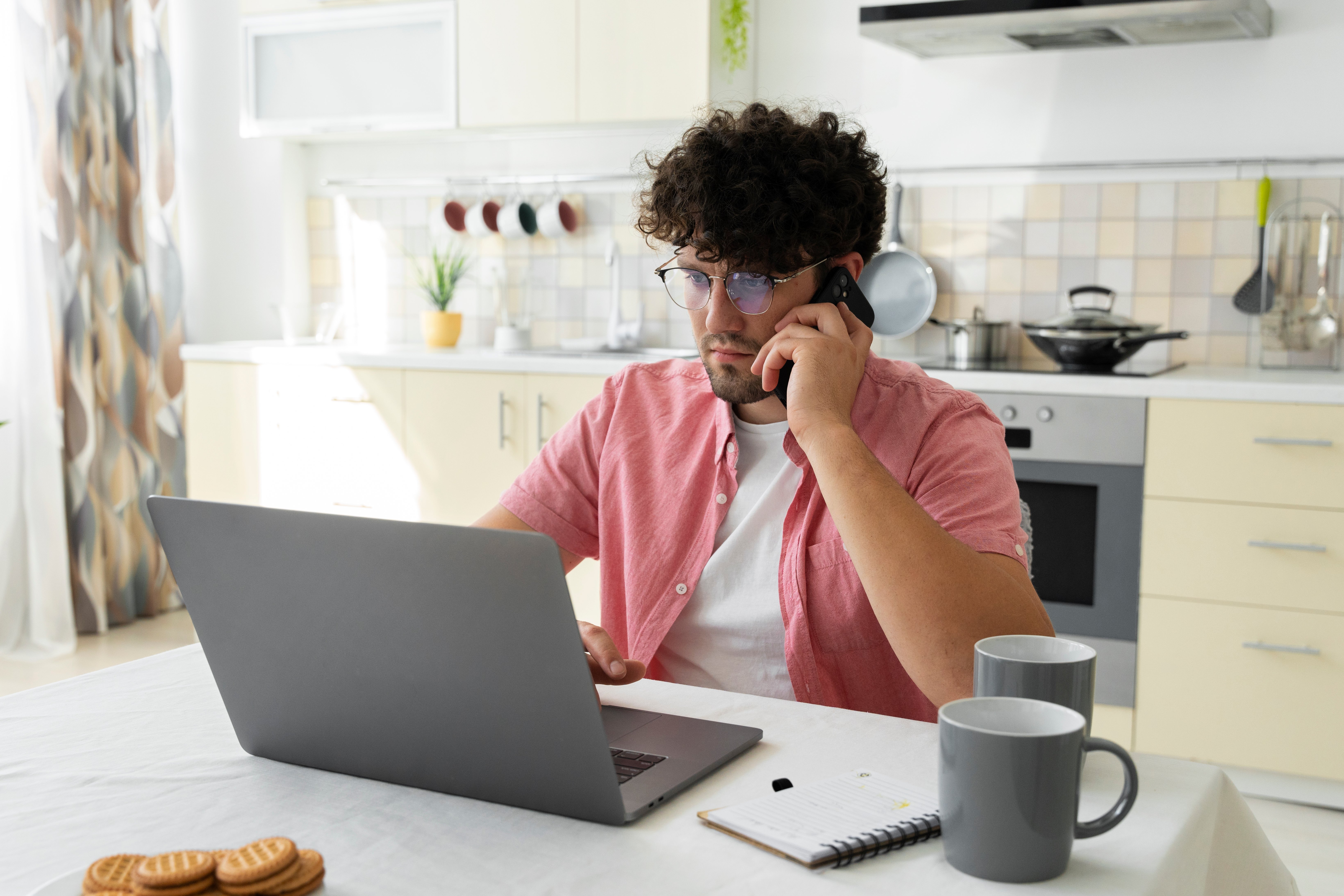 vue-laterale-homme-parlant-au-telephone